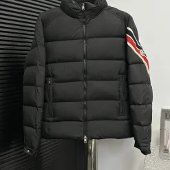 Luxus-Mäntel von Moncler im Streifenstil