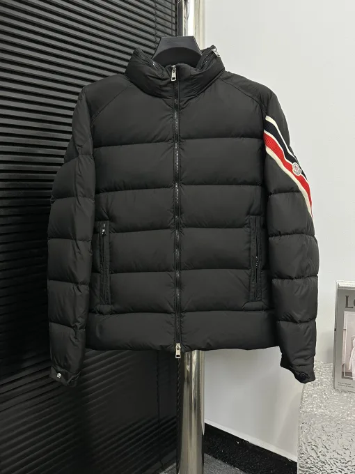 Luxus-Mäntel von Moncler im Streifenstil