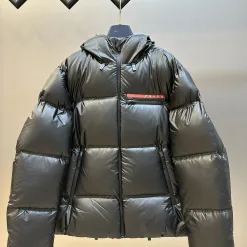 Premium Prada Daunenjacke Rot Nylon Klassisch Luxus