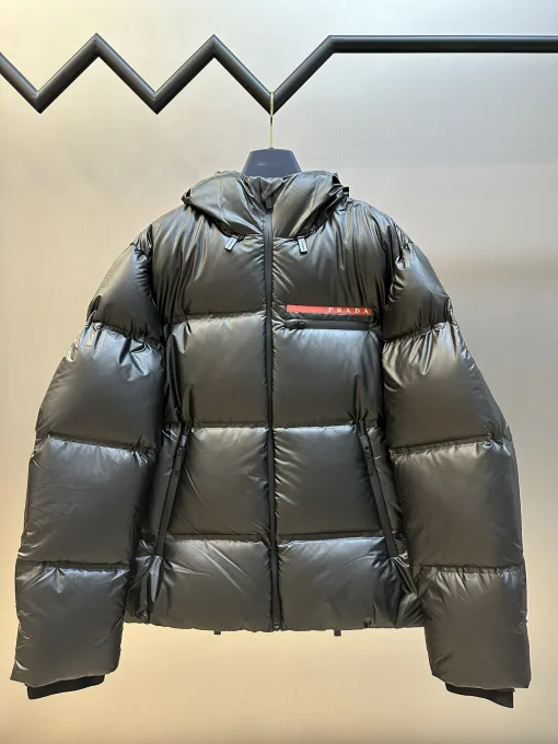 Premium Prada Daunenjacke Rot Nylon Klassisch Luxus