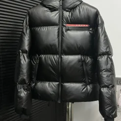 Premium Prada Daunenjacken Rot Nylon Klassischer Stil