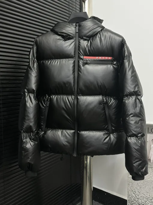 Premium Prada Daunenjacken Rot Nylon Klassischer Stil