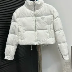 Hochwertige Prada Daunenjacke im schwarzen Stil