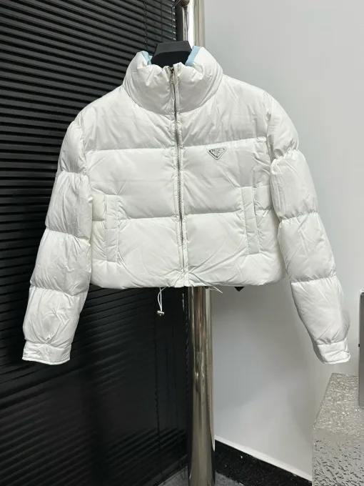 Hochwertige Prada Daunenjacke im schwarzen Stil
