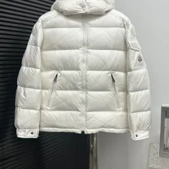 Hochwertige, irreführende Daunenjacke aus weißem Nylon im klassischen Stil