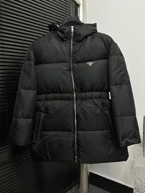 Premium Prada Daunenjacken im weißen Nylon-Stil