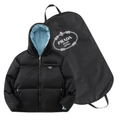 Hochwertige Prada Daunenjacke im schwarzen Stil