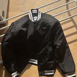 Luxus-Satin-Kollektion von Nike Coats