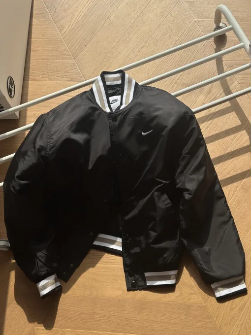 Luxus-Satin-Kollektion von Nike Coats