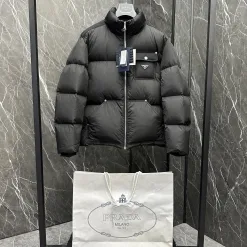 Luxus-Jacken von Prada aus schwarzem Nylon im Oversize-Stil