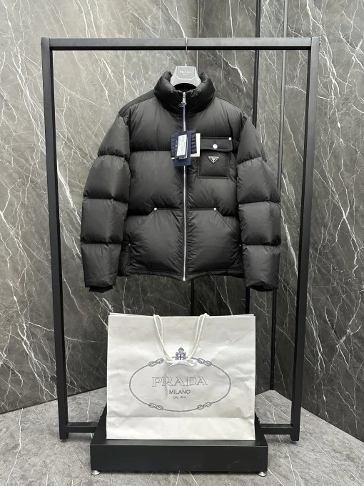 Luxus-Jacken von Prada aus schwarzem Nylon im Oversize-Stil