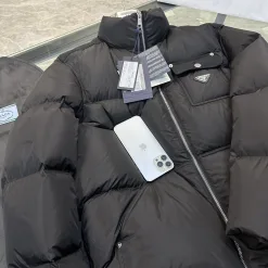 Luxus Prada Jacke im Nylon-Stil