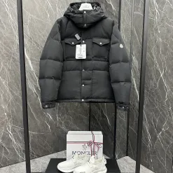 Hochwertiger Moncler Mantel aus schwarzer Baumwolle
