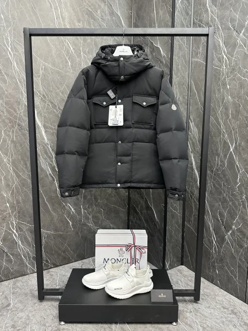 Hochwertiger Moncler Mantel aus schwarzer Baumwolle