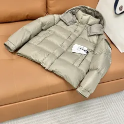 Luxus-Moncler-Jacken im Logo-Stil