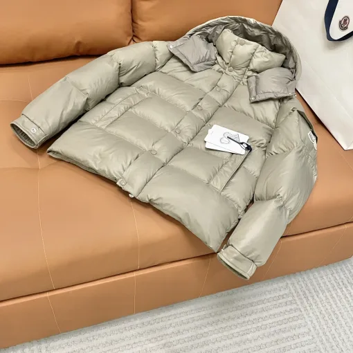 Luxus-Moncler-Jacken im Logo-Stil