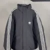 Hochwertige Balenciaga Daunenjacke aus schwarzer Baumwolle im Streifenstil