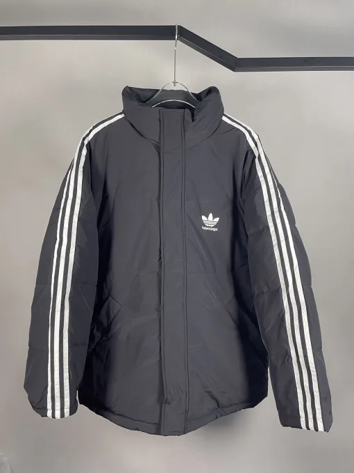 Hochwertige Balenciaga Daunenjacke aus schwarzer Baumwolle im Streifenstil