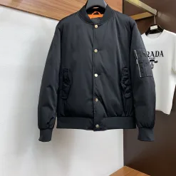 Hochwertige Prada Daunenjacke im Weiß-Stil