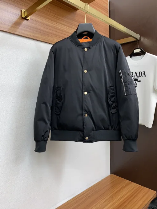 Hochwertige Prada Daunenjacke im Weiß-Stil