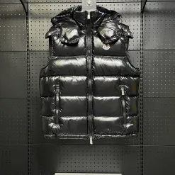 Hochwertige Moncler Jacke in Schwarz im klassischen Stil