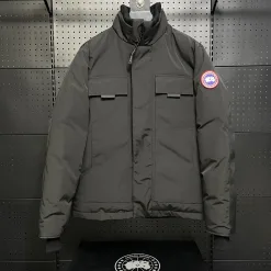 Hochwertige Daunenjacke von Canada Goose in der Black Collection
