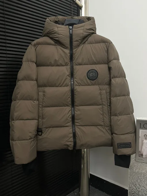 Hochwertige Canada Goose Daunenjacke im weißen Stil