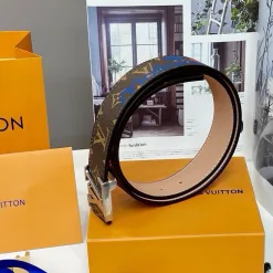 Hochwertige Louis Vuitton Gürtel im Logo-Stil aus braunem Leder