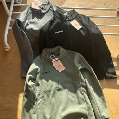 Bestseller Mammut Langarmshirt im schwarzen Fleece-Karo-Stil