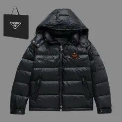 Prada Daunenjacke in Premiumqualität, weißes Nylon, atmungsaktiv, luxuriös
