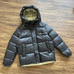 Hochwertige Prada Daunenjacken aus weißem Polyester mit Logo-Kollektion