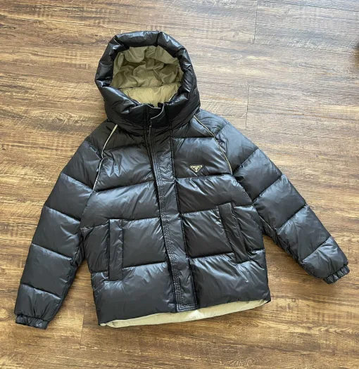 Hochwertige Prada Daunenjacken aus weißem Polyester mit Logo-Kollektion
