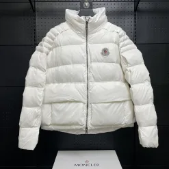 Moncler-Kollektion mit Logo in Premiumqualität