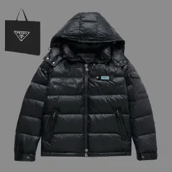 Hochwertige Prada Daunenjacke Schwarz Nylon Atmungsaktiver Stil