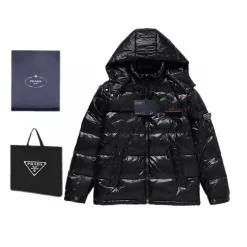 Prada Daunenjacke in Premiumqualität, schwarzes Nylon, atmungsaktiv, luxuriös