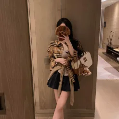 Luxus-Burberry-Hemd aus braunem Leder mit Stickerei