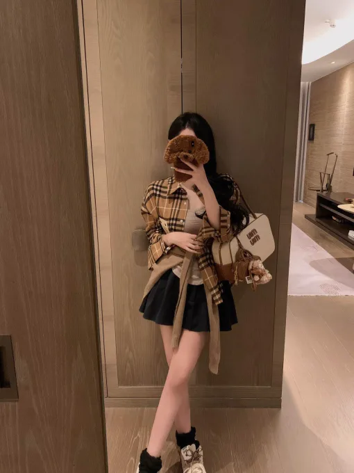 Luxus-Burberry-Hemd aus braunem Leder mit Stickerei