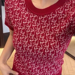 Hochwertige Burberry Kurzarm-Kollektion mit rotem Strick und Monogramm