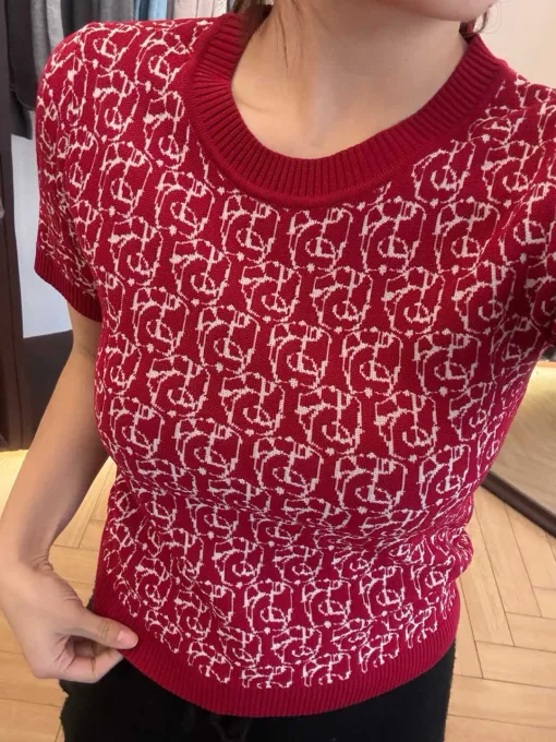 Hochwertige Burberry Kurzarm-Kollektion mit rotem Strick und Monogramm