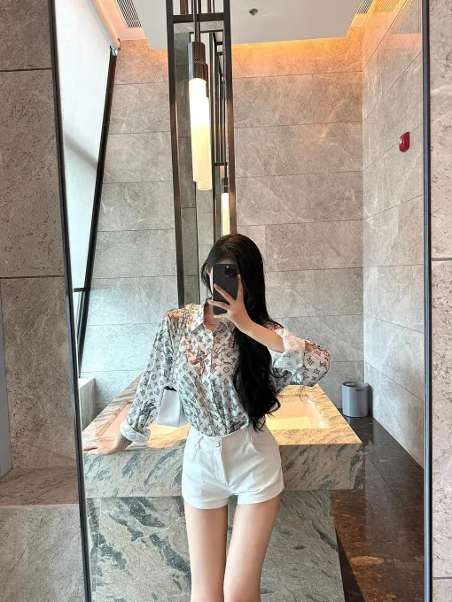 Hochwertige Louis Vuitton Hemdenkollektion mit Satin-Print
