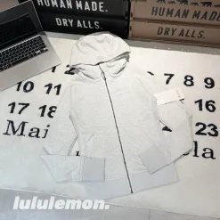 Luxuriöse Lululemon Langarm-Kollektion mit schwarzer Stickerei