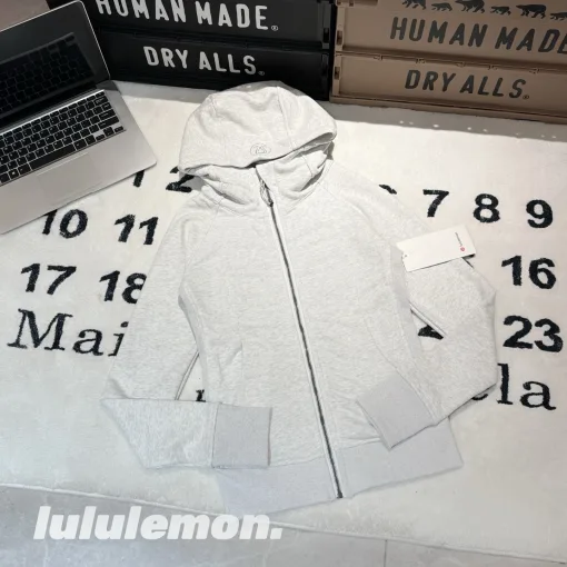Luxuriöse Lululemon Langarm-Kollektion mit schwarzer Stickerei