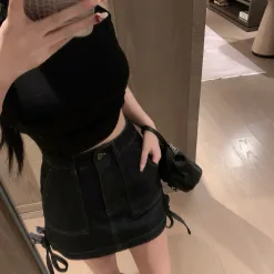 Bestseller: Kurzer Rock von Loewe in schwarzem Leder mit Logo-Print