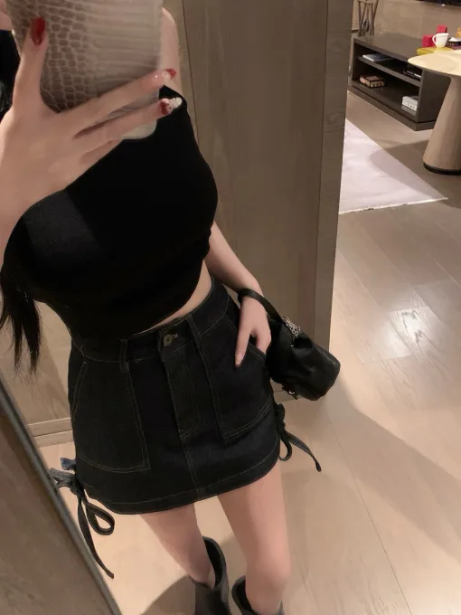 Bestseller: Kurzer Rock von Loewe in schwarzem Leder mit Logo-Print