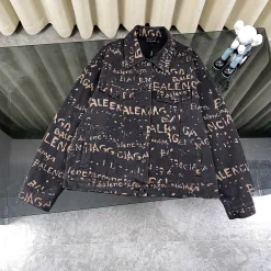 Hochwertiger Balenciaga Mantel im grauen Denim-Washed-Stil
