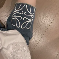 Premium Loewe Shorts in schwarzem Leder mit Logo-Print