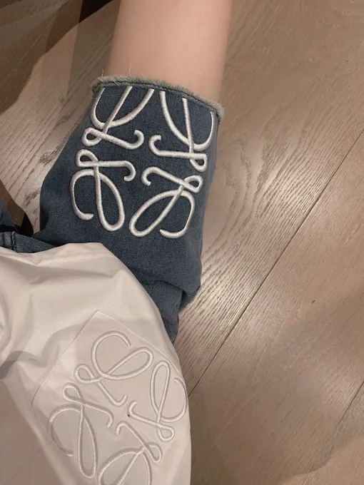 Premium Loewe Shorts in schwarzem Leder mit Logo-Print