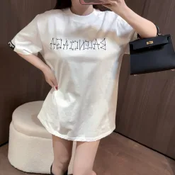 Hochwertige Balenciaga Kurzarm-Kollektion mit schwarzem Lederdruck