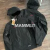 Premium Mammut Jacke im roten Logo-Stil