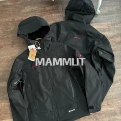 Premium Mammut Jacke im roten Logo-Stil